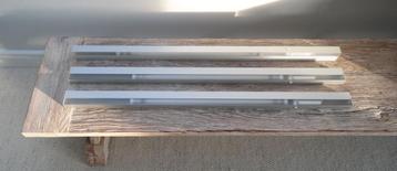 2 fraaie aluminium TL armaturen met bewegingssensor; Hulsta beschikbaar voor biedingen