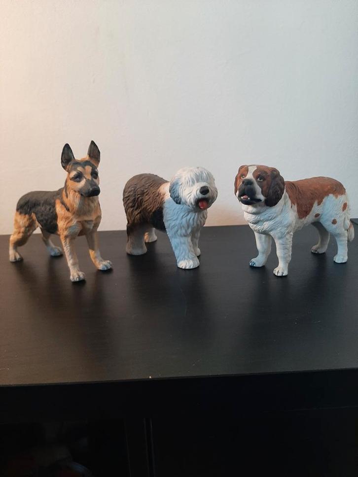 Honden beeldjes Akita porselein., Verzamelen, Dierenverzamelingen, Zo goed als nieuw, Beeldje of Figuurtje, Hond of Kat, Ophalen of Verzenden