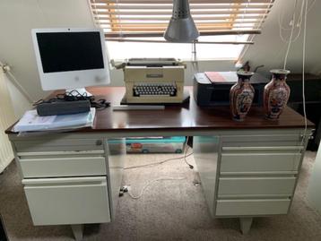 Vintage / industrieel bureau met ladekasten, mogelijk Ahrend beschikbaar voor biedingen