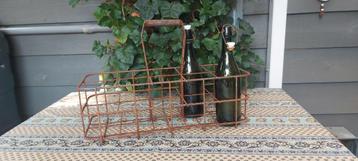 Prachtig verweerd frans flessenrek beschikbaar voor biedingen