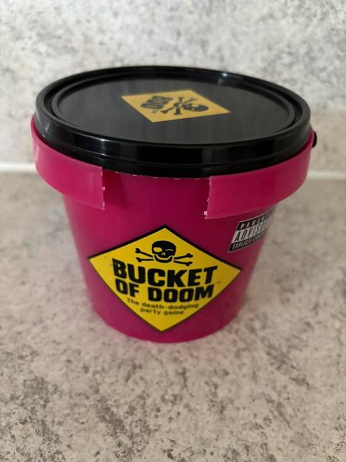 Bucket of doom gezelschapskaartspel - Big potato, Hobby en Vrije tijd, Gezelschapsspellen | Kaartspellen, Zo goed als nieuw, Ophalen of Verzenden