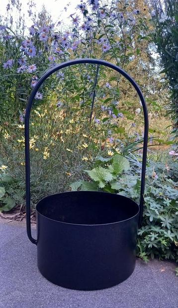 Zwart metalen planten pot met hengsel 50x25.5 cm beschikbaar voor biedingen