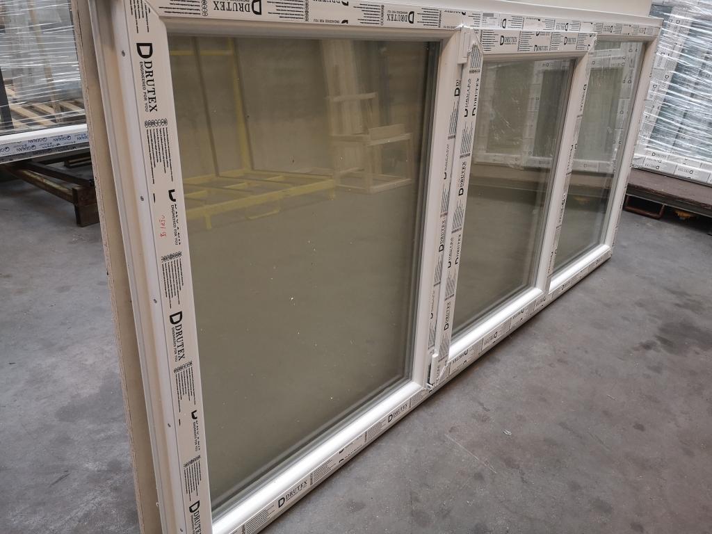 Kunststof V-DK-V kozijn met intrekprofiel 250 x 110 RAL 9016