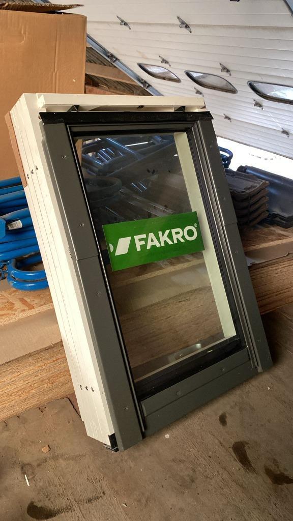 FAKRO Tuimeldakraam FTU-V U3 55x78 + gootstukken, Doe-het-zelf en Verbouw, Glas en Ramen, Nieuw, Dakraam, Minder dan 80 cm, Minder dan 80 cm