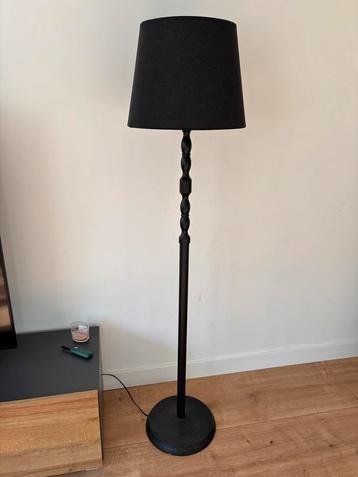 Zwarte Vloerlamp met Houten Voet beschikbaar voor biedingen