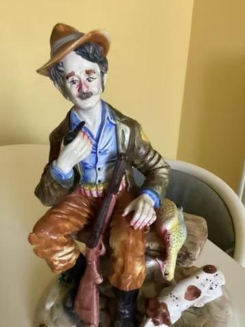 Beeld jager met hond beschikbaar voor biedingen