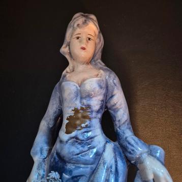 Mooi elegant beeld blauw wit beschikbaar voor biedingen