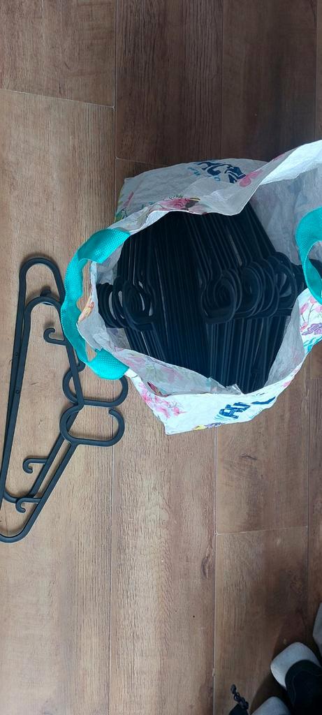 Kledinghangers - Zwart - 54 stuks in een keer mee, Kleding | Dames, Kledinghangers, Gebruikt, Kunststof, Kinderen en Volwassenen