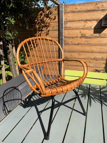 Vintage rotan kinderstoel | zwart frame | perfecte staat beschikbaar voor biedingen