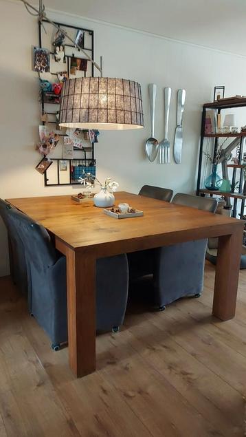 Massief eiken tafel met luxe stoelen beschikbaar voor biedingen