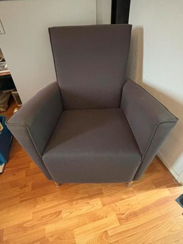 Luxe grijze stoffen fauteuil beschikbaar voor biedingen