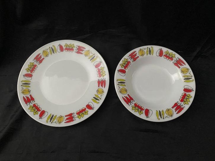 Retro Set van 2  JAJ England borden, 1 diepbord 1 diner bord, Huis en Inrichting, Keuken | Servies, Gebruikt, Bord(en), Overige stijlen