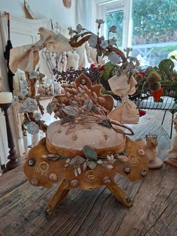 Antiek brocante Bruidsstoeltje met originele bruidsboeket beschikbaar voor biedingen