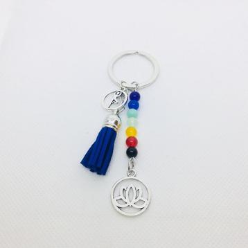 Lotus sleutelhanger met blauw suède kwastje beschikbaar voor biedingen