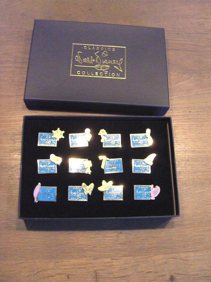 Collectie van 12 WDCC pins met jaartekens, Verzamelen, Disney, Nieuw, Overige typen, Overige figuren, Ophalen of Verzenden