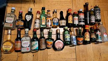 83 oude en vintage miniatuur drankflesjes beschikbaar voor biedingen