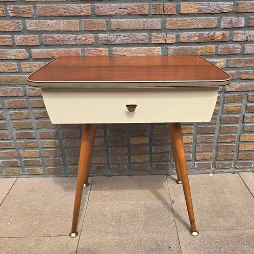 Vintage jaren 50-60 halkastje/ bijzetkastje/ sidetable., Huis en Inrichting, Tafels | Sidetables, Zo goed als nieuw, 25 tot 50 cm