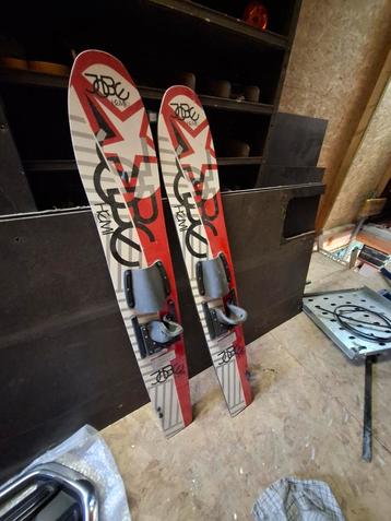 Water skiën skies beschikbaar voor biedingen