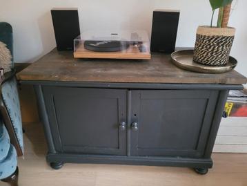 Vintage kastje met houten blad beschikbaar voor biedingen