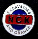 NCK Excavators and Cranes knoop-speld, Verzamelen, Speldjes, Pins en Buttons, Verzenden, Nieuw, Transport, Speldje of Pin