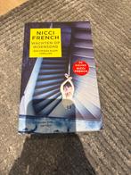 Nicci French - Wachten op woensdag, Boeken, Thrillers, Ophalen of Verzenden, Zo goed als nieuw, Nicci French