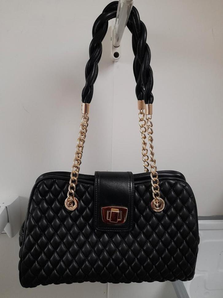 Elegante Zwarte Handtas met Gouden Details, Sieraden, Tassen en Uiterlijk, Tassen | Damestassen, Nieuw, Handtas, Zwart, Ophalen of Verzenden