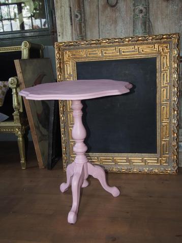 Roze Bijzettafel beschikbaar voor biedingen