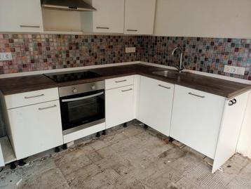 Witte Hoekkeuken met Apparatuur beschikbaar voor biedingen