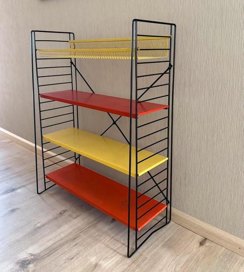 Vintage vrijstaande Tomado boekenrek met  zwarte staanders, Huis en Inrichting, Woonaccessoires | Wandplanken en Boekenplanken