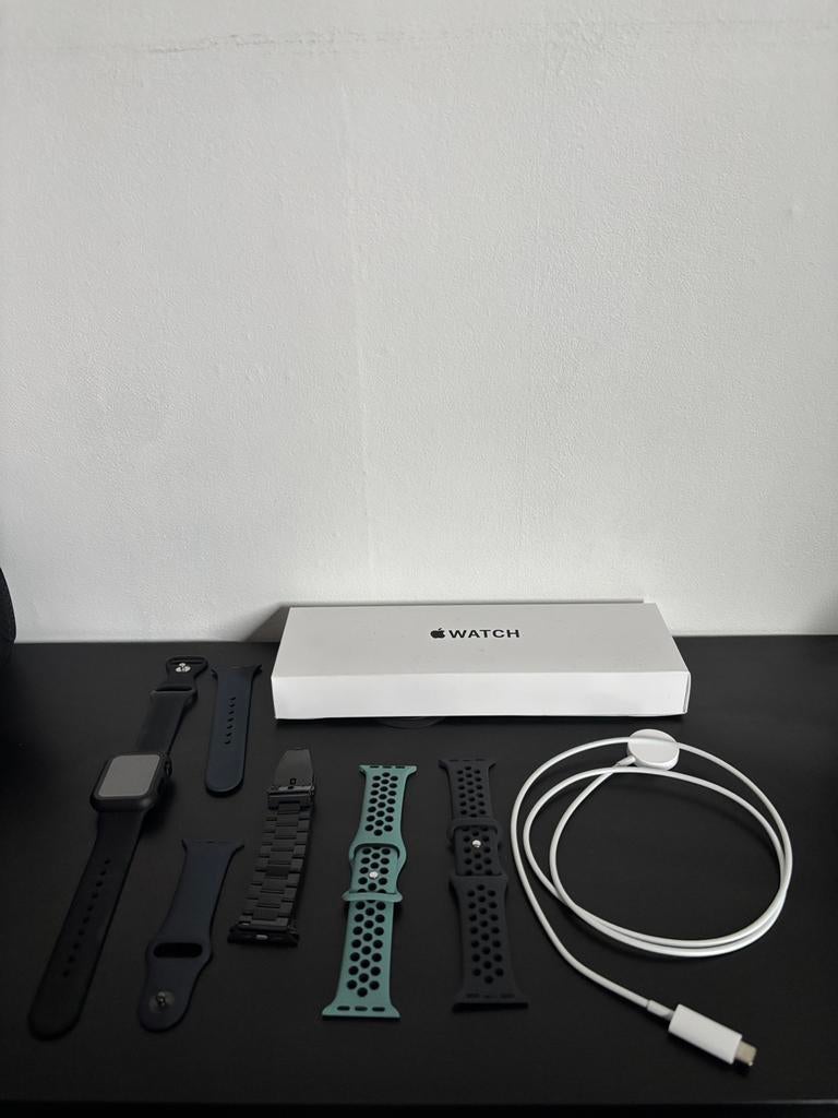 Apple watch SE met accessoires, Computers en Software, Overige Computers en Software, Ophalen of Verzenden, Zo goed als nieuw