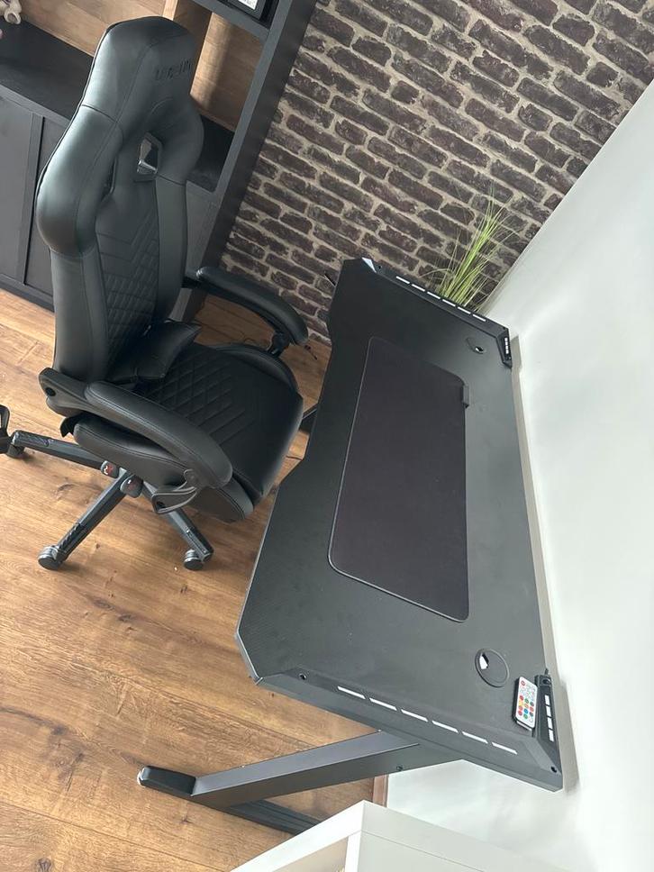 Gaming tafel met bureaustoel, Huis en Inrichting, Bureaustoelen, Zo goed als nieuw, Bureaustoel, Zwart, Ergonomisch, Ophalen