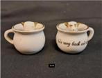 2 Mini chamber pots with dogs sitting inside them Kitsch 10, Antiek en Kunst, Antiek | Keramiek en Aardewerk, Ophalen of Verzenden
