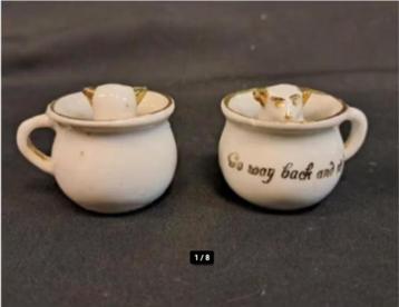 2 Mini chamber pots with dogs sitting inside them Kitsch 10 beschikbaar voor biedingen