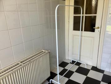 Kledingrek in goede staat. Lees en zie foto’s.  beschikbaar voor biedingen