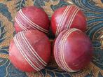 Vier mooie oude cricket ballen uit Engeland hout en leder., Ophalen of Verzenden