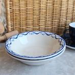 John Tams 2 schaaltjes wit met blauwe bloemen, Keramiek, Ophalen of Verzenden, Nvt, Overige stijlen