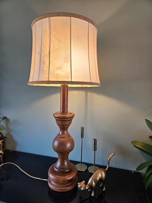 Zeer grote houten vintage tafellamp  met leren kap., Huis en Inrichting, Lampen | Tafellampen, Gebruikt, 50 tot 75 cm, Ophalen of Verzenden