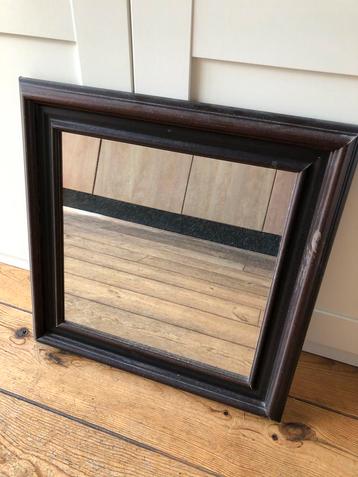 Spiegel met houten lijst (50cm x 50cm) beschikbaar voor biedingen