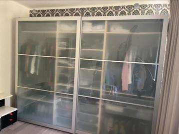Ikea Pax kledingkast groot (300br 237h 64d) met waterschade beschikbaar voor biedingen