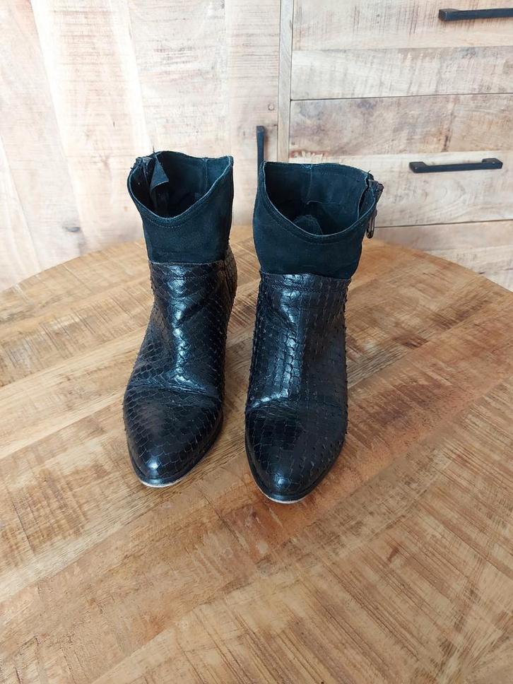 Zwarte leren Enkellaarzen vera gomma maat 35, Kleding | Dames, Schoenen, Zo goed als nieuw, Lage of Enkellaarzen, Zwart, Ophalen of Verzenden