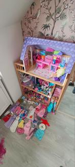 Groot poppenhuis met veel accessoires, Kinderen en Baby's, Speelgoed | Poppenhuizen, Ophalen, Zo goed als nieuw, Poppenhuis