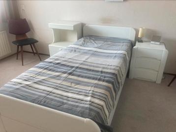 Mooi 1-persoons bed, grote maat 200x90 cm, met 1 nachtkastje beschikbaar voor biedingen