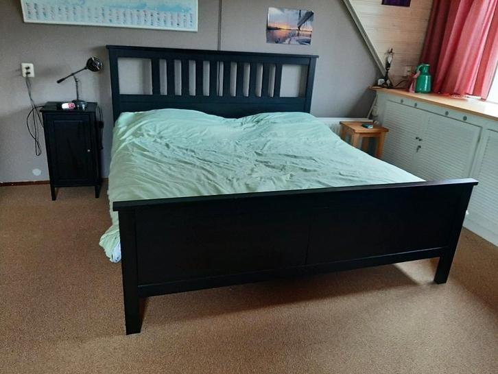 Ikea Hemnes Bed 180 x 200 en nachtkasje in het bruin, Huis en Inrichting, Slaapkamer | Bedden, Gebruikt, Tweepersoons, 180 cm