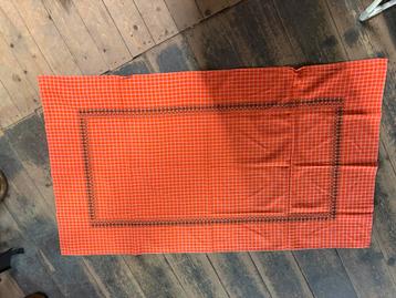 Retro oranje vintage tafelkleed beschikbaar voor biedingen