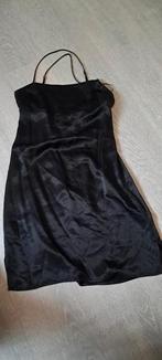 Zwart satijnen jurkje met kruisband op rug met 34, Kleding | Dames, Verzenden, Zwart, Zo goed als nieuw, Maat 34 (XS) of kleiner