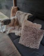 Dierenhuid plaid en 2 kussens, Huis en Inrichting, Woonaccessoires | Plaids en Woondekens, Ophalen of Verzenden, Zo goed als nieuw