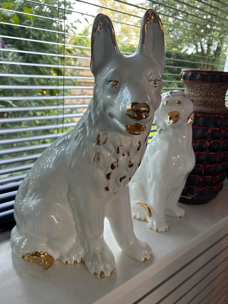 Hollywood Regency Hond - Wit Keramiek & Goud, Verzamelen, Beelden en Beeldjes, Gebruikt, Dier, Ophalen of Verzenden