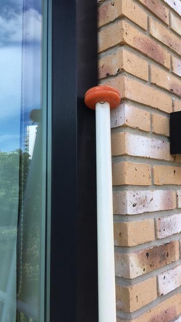 Oude houten vlaggenstok met houten oranje knop 2 meter beschikbaar voor biedingen