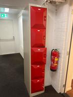 Twee rode lockers voor opslag, Ophalen, Gebruikt