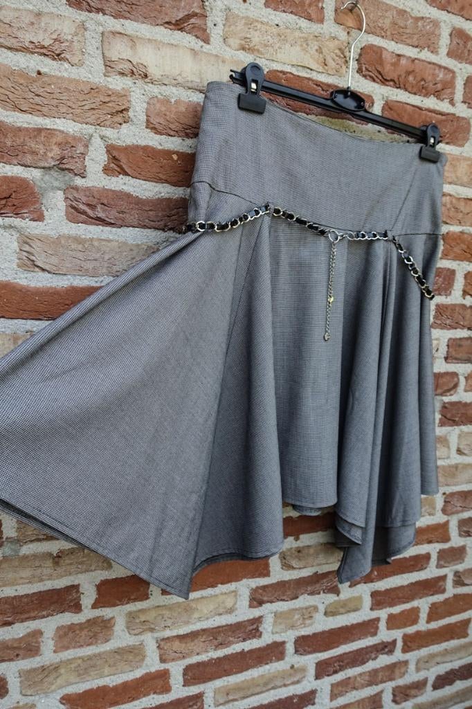 stijlvolle cirkel rok mt 44 zwart wit ruitje (oogt grijs), Kleding | Dames, Rokken, Zo goed als nieuw, Maat 42/44 (L), Grijs, Onder de knie
